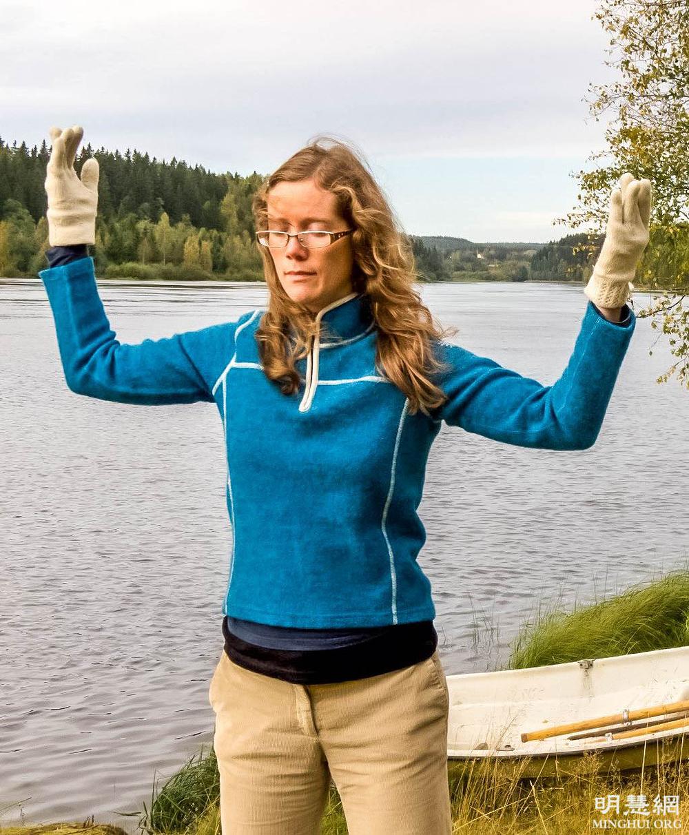 Eva ujutro izvodi drugu Falun Dafa vježbu.