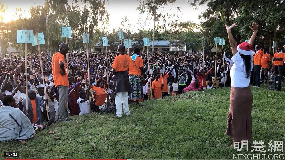 Božićno slavlje u Ruandi u Africi 2019. godine. Lily, praktikanatica Falun Dafa, demonstrira prvu Falun Dafa vježbu.