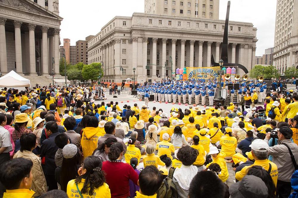 Publika gleda nastup Divine Land Marching Band na Foley trgu u New Yorku 13. maja 2015.