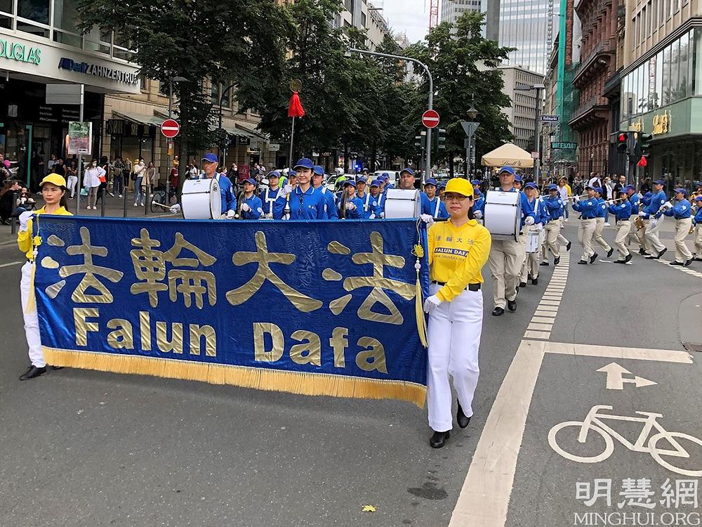 Tian Guo Marching Band svira u centru Frankfurta 