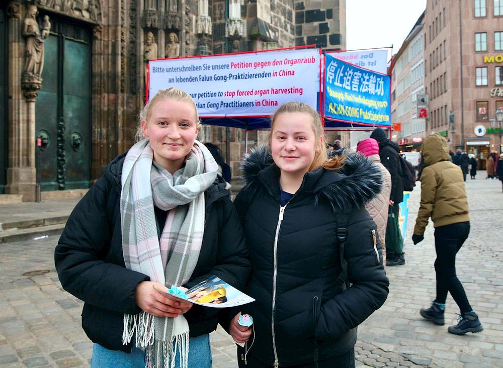 Učenice srednje škole Lucy (lijevo) i Michelle (desno) 