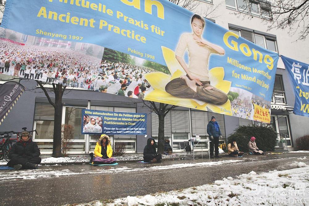 Praktikanti 9.12. protestiraju zbog progona KPK ispred kineskog veleposlanstva u Munchenu. Takve aktivnosti održavaju svaki dan.
 