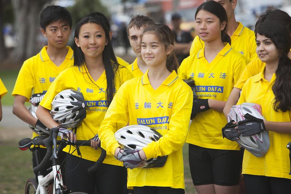 11-godišnja Aila Verheijke (u sredini u prvom redu) je rođena u Pekingu. Njezini baka i djed su bili progonjeni jer su odbili da se odreknu svoje vjere u Falun Gong.