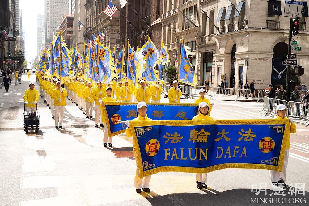 Praktikanti prisustvuju u New Yorku na paradi povodom 77. Kolumbovog dana, 11. listopada 2021. Kontingent uključuje Tian Guo Marching Band, transparente, demonstracije vježbi i grupu bubnjara. 
