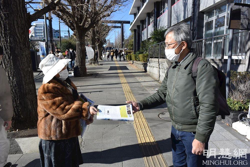 Praktikant nudi prolaznicima informacije o progonu 