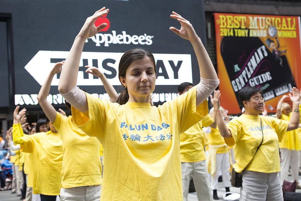 Praktikanti Falun Dafa 13. maja 2015. izvode vježbe na Times Squaeru.