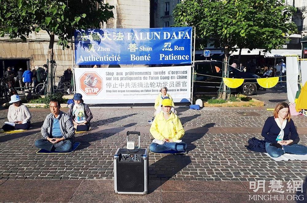 Praktikanti Falun Dafe u Parizu održavaju informativni dan na Chatelet Les Halles
