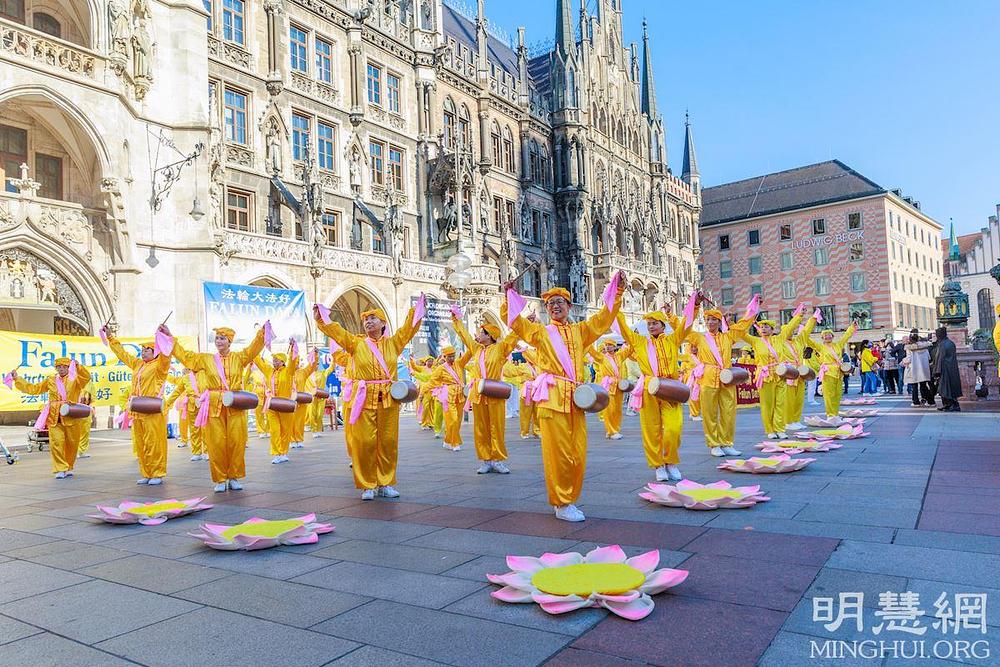 Nastup Tian Guo Marching Band-a i glazba bubnjeva privukli su veliku publiku. 