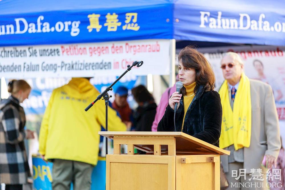 Tijekom skupa prije parade, praktikantica je govorila o progonu u Kini.