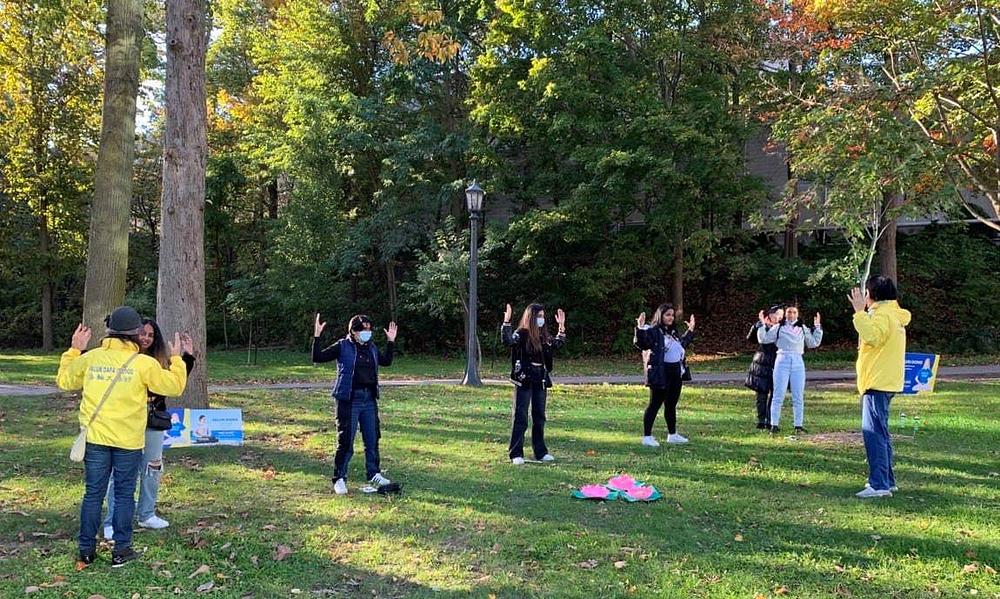 Praktikanti svakodnevno održavaju aktivnosti u blizini Nijagarinih vodopada kako bi javnosti predstavili praksu i kazali ljudima za postojanje  progonu u Kini koji se sprovodi i u ovome trenutku.