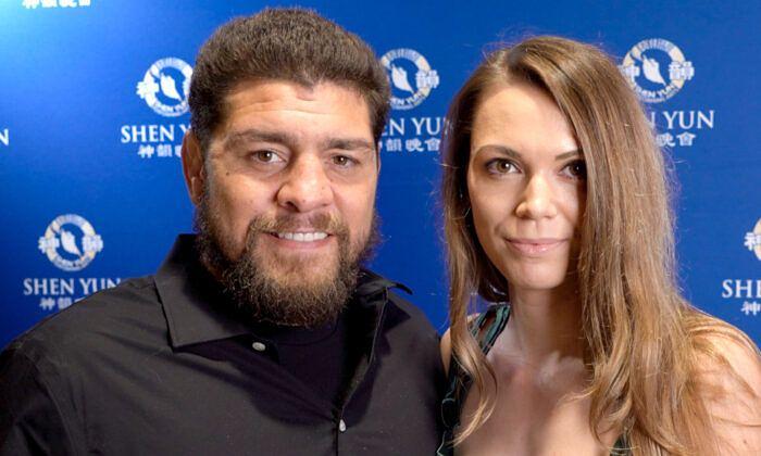 UFC zvijezda Nick Diaz i manekenka Kayla Ramos na predstavi Shen Yun.