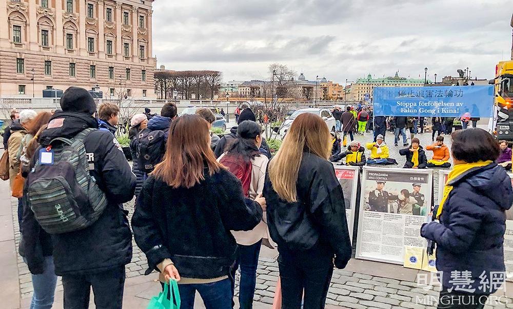 Svake subote praktikanti održavaju aktivnosti u Mynttorgetu kako bi ljude informisali o progonu u Kini. Ljudi zastaju da gledaju kako praktikanti rade vježbe i saznaju više o praksi.