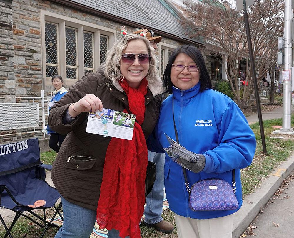 Debbie (lijevo) koja živi u Baltimoreu je dobila knjižicu u kojoj je predstavljen Falun Dafa i bila sretna što se može fotografisati sa praktikanticom