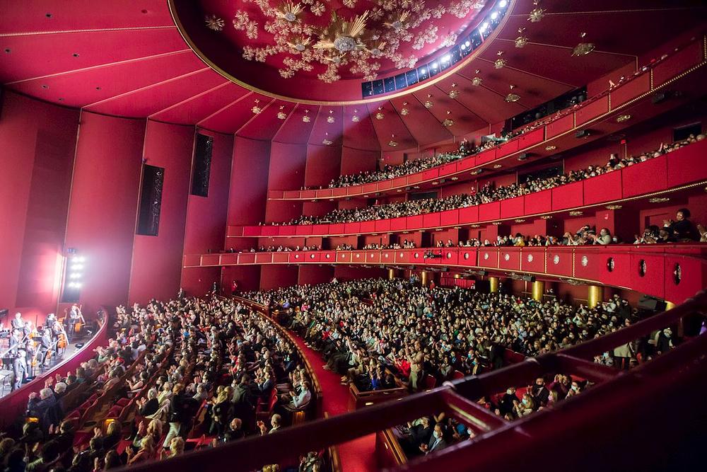 Trupa The Shen Yun New York Company u operskoj kući Kennedy Centra u Washingtonu, D.C., 20. februara 2022. godine. Kompanija je izvela osam predstava u glavnom gradu SAD od 15. do 20. februara, sa četiri nastupa u dane vikenda pred punim salama. (The Epoch Times)