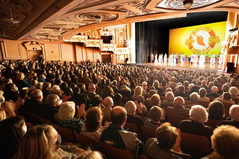 Shen Yun Touring Company u Merriam teatru u Filadelfiji, Pensilvanija, 27. februara. Kompanija je izvela deset predstava u Filadelfiji od 19. do 27. februara. Svi nastupi za vikend su bili rasprodati. (The Epoch Times)