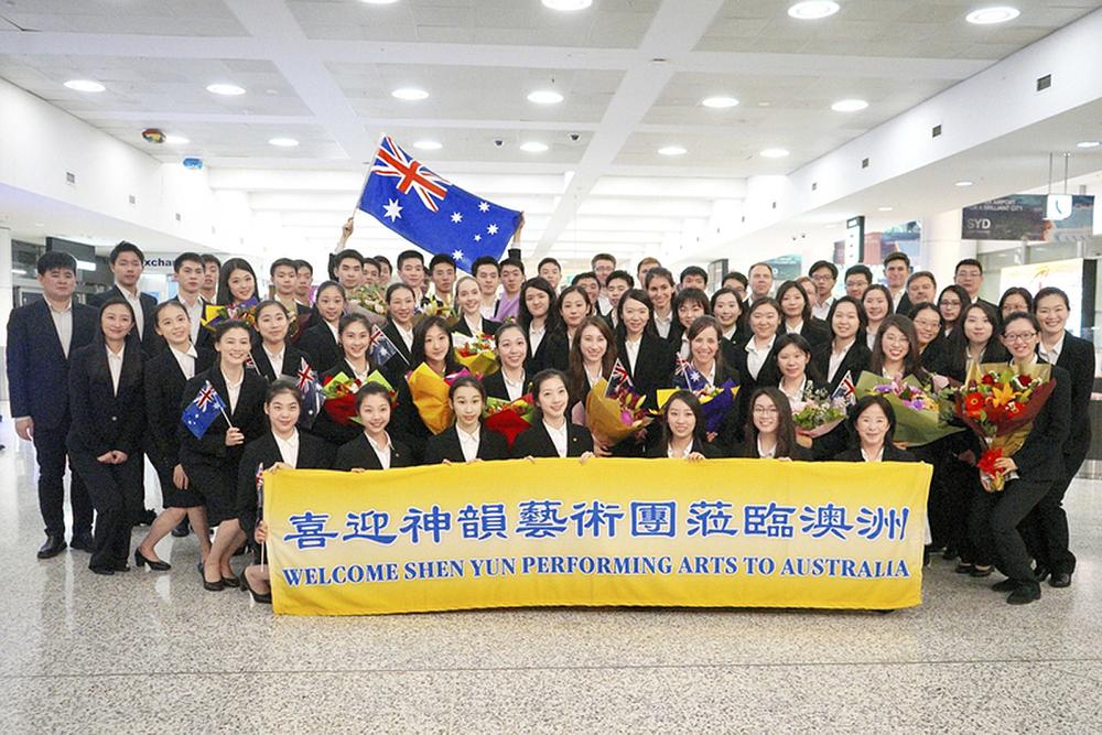 Nakon nastupa na Havajima, Shen Yun International Company je preletjela Tihi okean i stigla u Sydney, Australija. Kada su umjetnici, 29. marta sletjeli na aerodrom Kingsford Smit u Sidneju, lokalni su ih poštovaoci dočekali cvijećem i uzvicima: "Volimo Shen Yun!" (The Epoch Times)