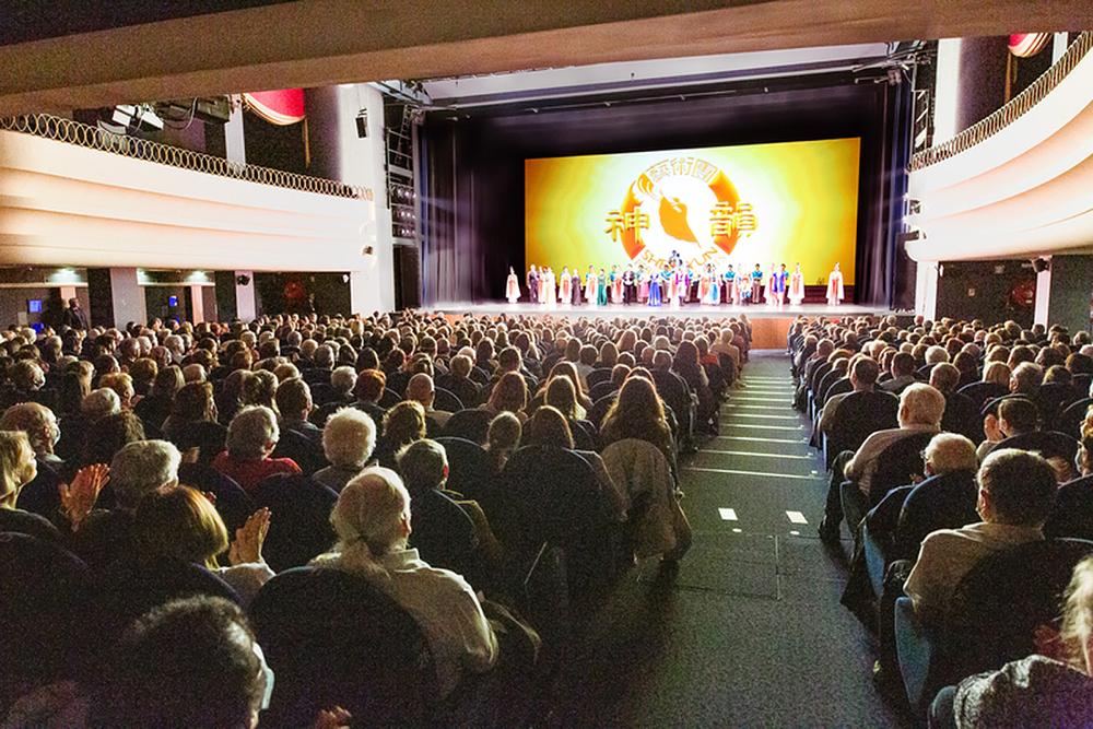 Shen Yun New York Company u prepunoj kući Le Colisée de Roubaix u Roubaixu, Francuska, 17. aprila. Kompanija je izvela šest nastupa u Roubaixu od 13. do 17. aprila. (The Epoch Times)