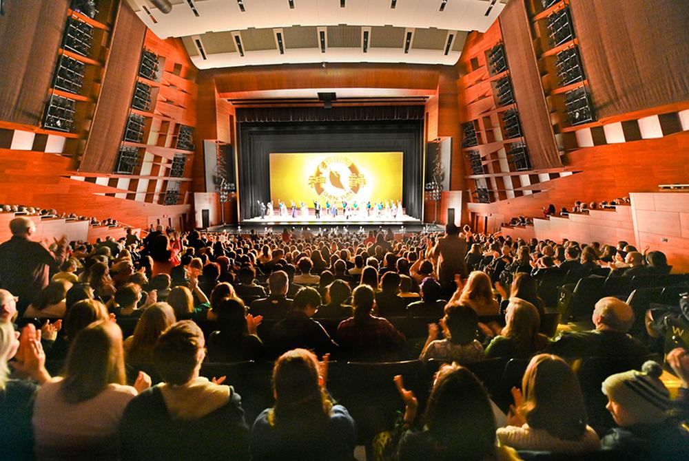 Shen Yun Touring Company u Southern Alberta Jubilee Auditorium u Calgariju, Kanada, 15. aprila. Tokom poziva izvođačima izađu pred zavjesu nakon nastupa, neki članovi publike su ustali i uzbuđeno odobravali. Kompanija je predstavila četiri nastupa u Calgariju od 15. do 17. aprila. (The Epoch Times)