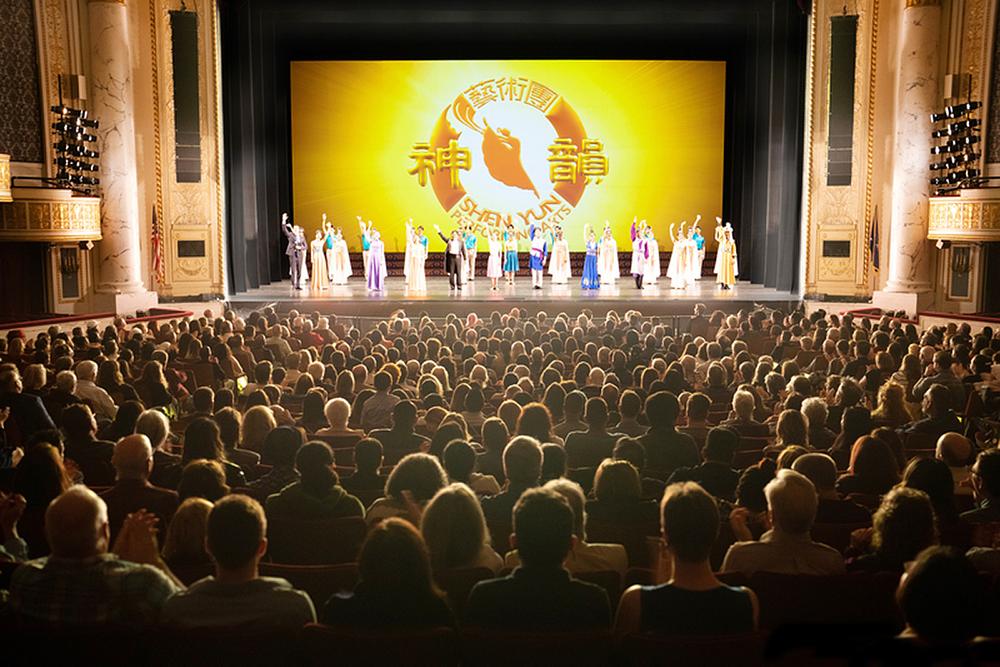 Kompanija Shen Yun North America u Proctorsu u Albany/Schenectady, New York, uveče 15. aprila. Kompanija je predstavila tri nastupa u Proctorsu od 15. do 16. aprila. (The Epoch Times)