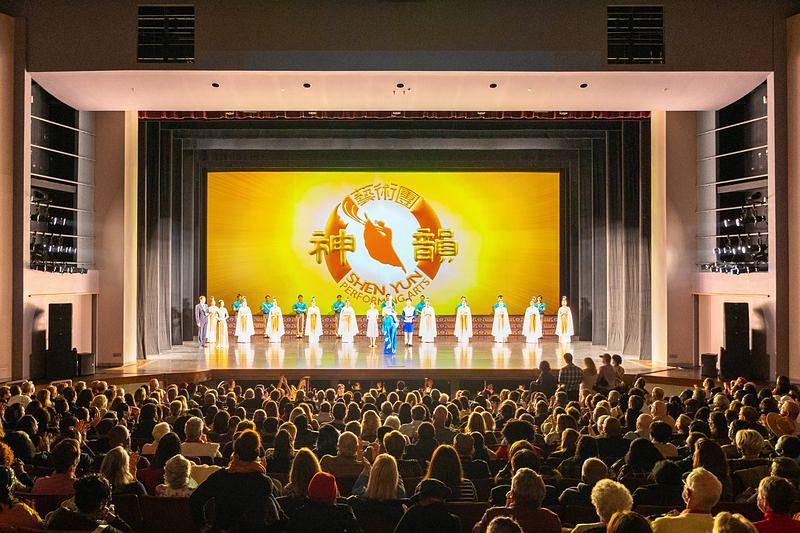 Pozorišna trupa Shen Yun North America u Centru za scenske umjetnosti na Univerzitetu Governors State u Univerzitetskom parku, Ilinois, 27. aprila. Trupa je izvela dva nastupa u prepunim dvoranama u Univerzitetskom parku od 26. do 27. aprila. (The Epoch Times)