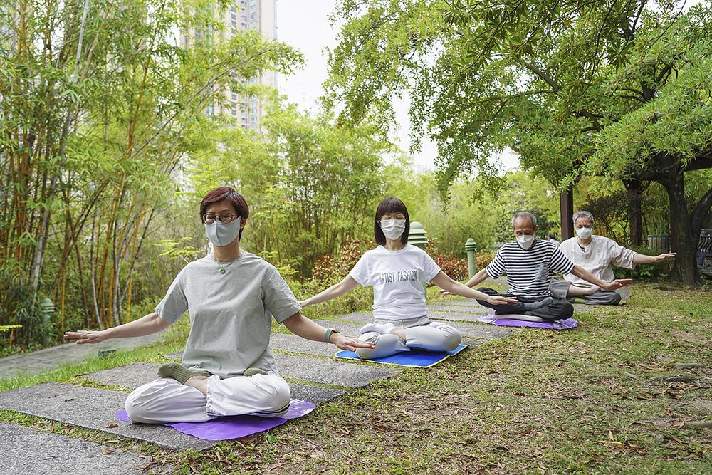 Gospođica Chen (prva na slici) vježba Lai Chi Kok Park u Mei Foo
 