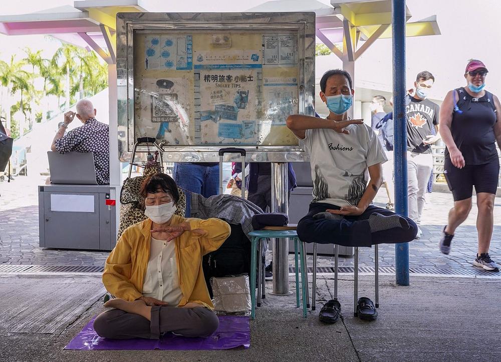 G. Zeng i gđa Zhu spokojno meditiraju usred gradske vreve na Star Ferry putničkom terminalu (Tsim Sha Tsui) 