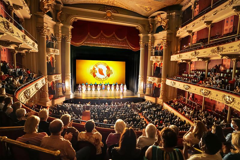 Shen Yun Touring Company u Muzičkoj akademiji u Filadelfiji, Pensilvanija, 12. juna. Nakon što je u februaru izvela 10 predstava u Merriam teatru u Filadelfiji, kompanija se vratila sa još tri nastupa u Filadelfiji 11. i 12. juna. (The Epoch Times)
 