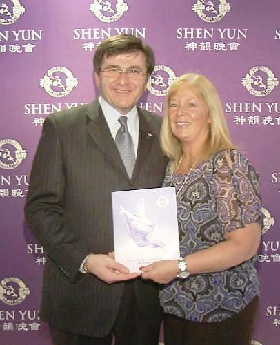 Costas Menegakis, član parlamenta za Richmond Hill, prisustvovao je sa suprugom na premijeri Shen Yun Performing Arts u Sony centru u četvrtak 17. siječnja.