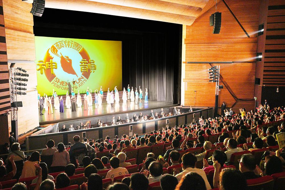 Shen Yun International Company u Taichung City Chung Shan dvorani u Taichungu, na Tajvanu, 1. srpnja. Trupa je održala pet nastupa u Taichungu od 29. lipnja do 1. srpnja.