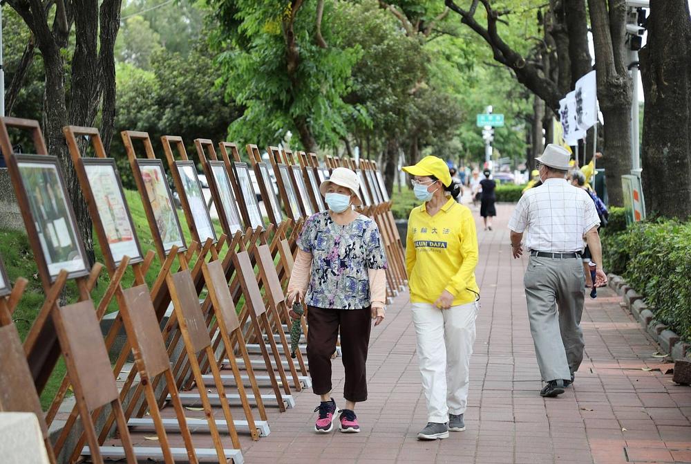 Praktikanti razgovaraju o informacijama na plakatima.
 