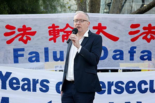  
Poslanik David Limbrick, član Liberalno-demokratske partije Zakonodavnog veća Viktorije, obratio se na skupu 9. jula 2022.