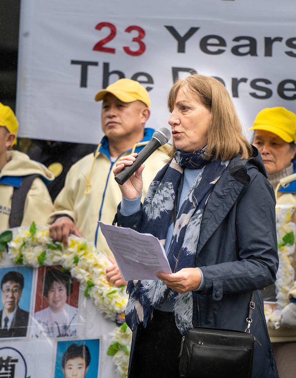 Margo MacVicar iz Međunarodne koalicije za zaustavljanje zlouporabe transplantacija u Kini (ETAC) se obratila skupu.