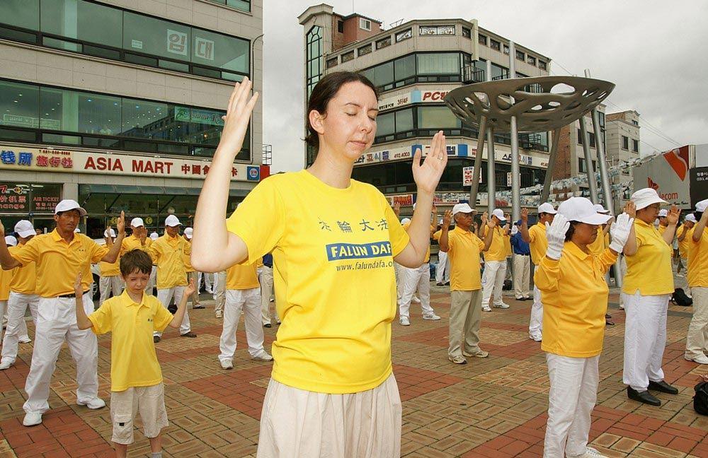 Dok je radila u Južnoj Koreji, Emma i njezin sin (iza nje) pridružili su se aktivnostima lokalnih praktikanata.