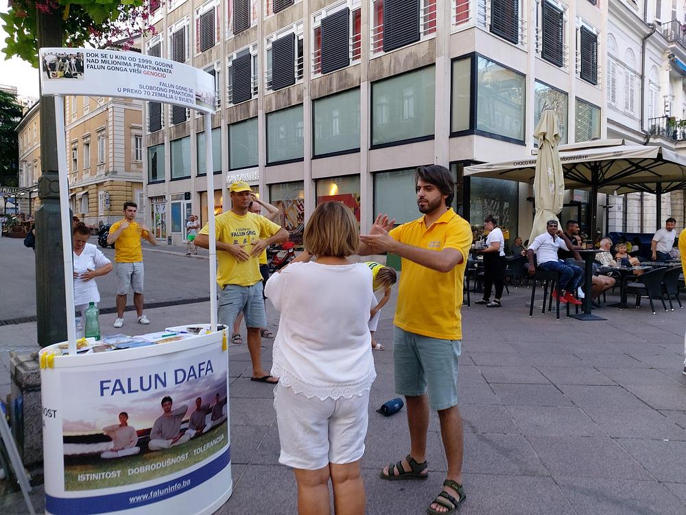  Praktikanti su demonstrirali vježbe, a neki prolaznici su ih naučili na licu mjesta. 