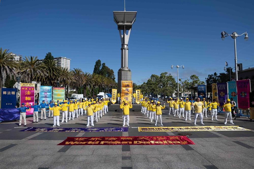  Praktikanti rade vežbe ispred lučke zgrade u San Francisku.