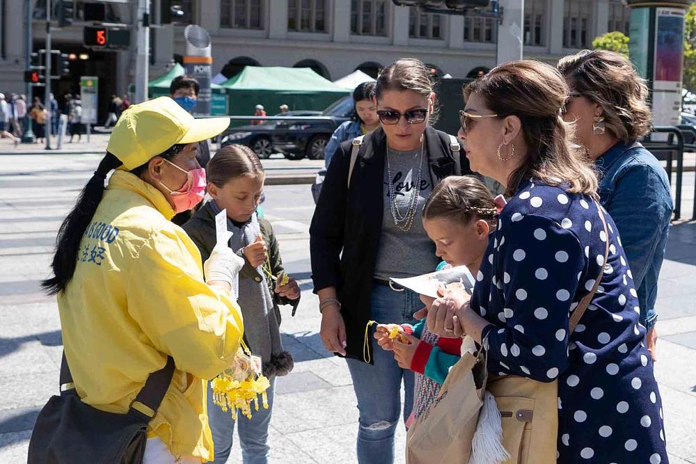  Prolaznici se informišu o Falun Dafi