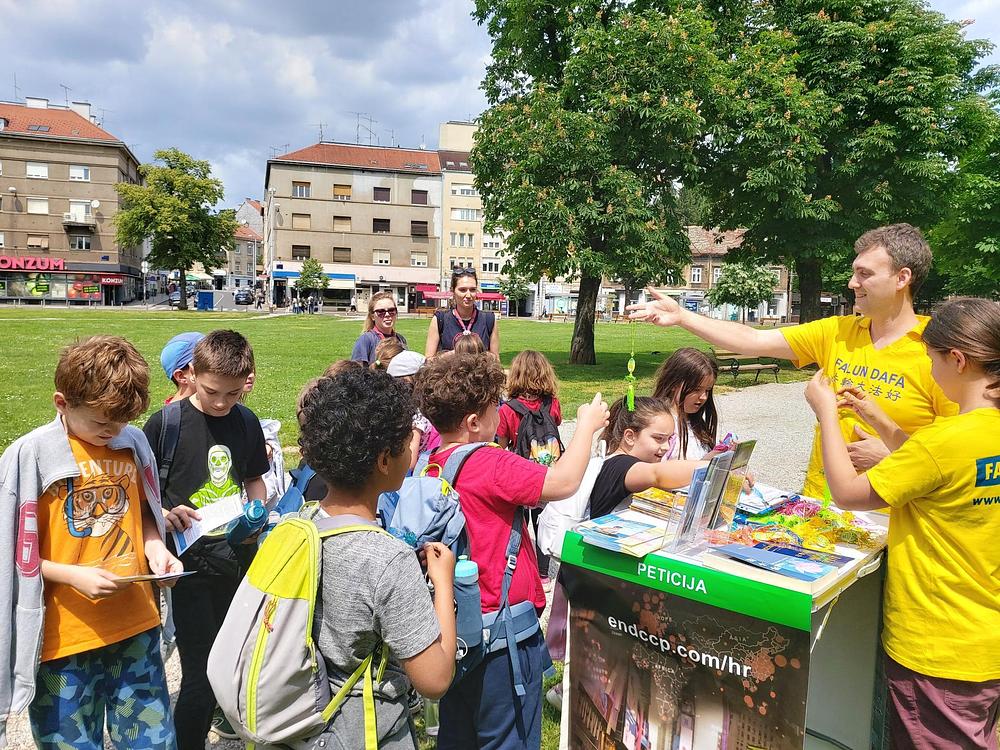 Osnovnoškolci primaju lijepe lotosove cvjetove