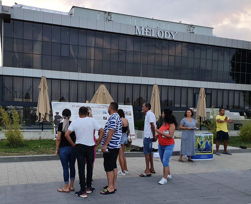 Praktikanti su postavili štandove, izložili plakate i demonstrirali izvođenje vježbi kako bi predstavili Falun Dafa.