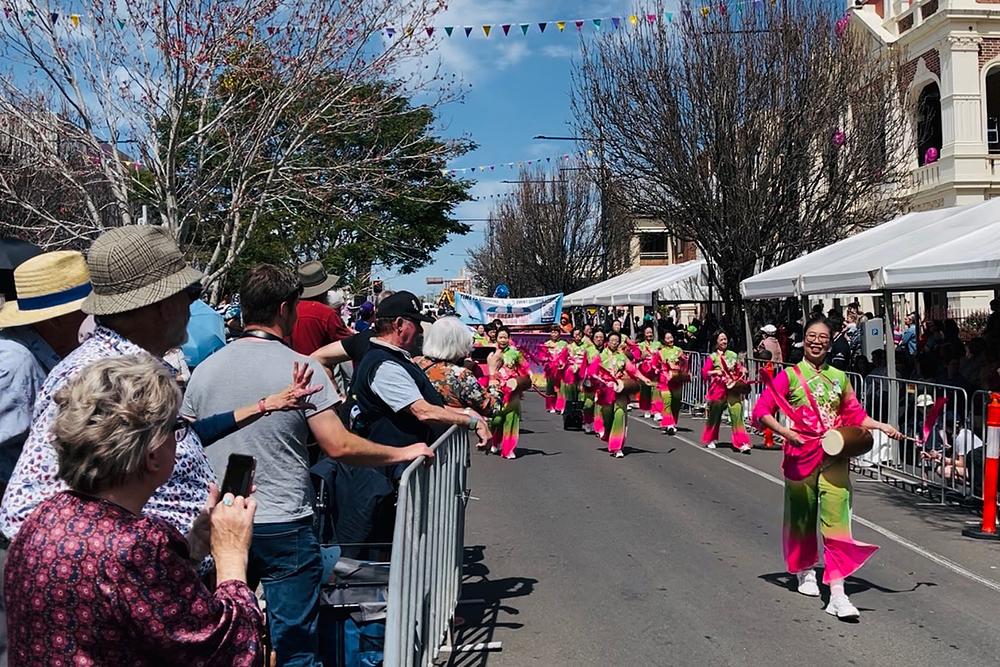 Falun Dafa praktikanti učestvuju na Velikoj centralnoj paradi cvijeća, u sklopu 73. Toowoomba karnevala cvijeća, 17. septembra 2022. godine.
 