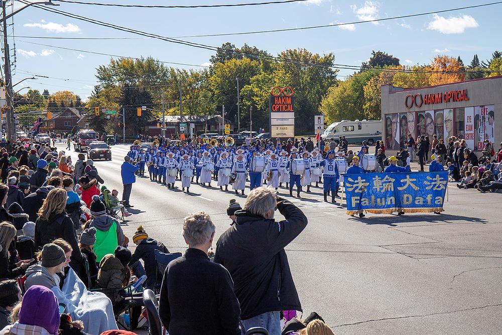  Tian Guo Marching Band nastupa na Paradi povodom Dana zahvalnosti tokom Oktoberfesta u Kičener-Vaterlou 10. oktobra 2022.
