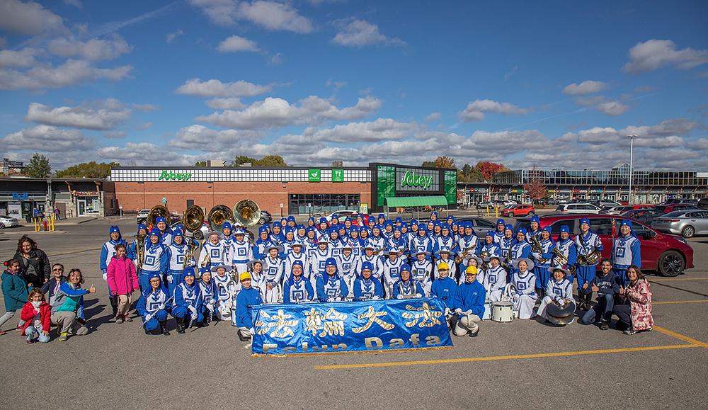  Gledaoci se fotografišu sa članovima Tianguo Marching Band