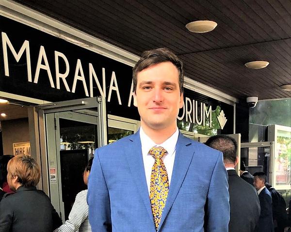  Daniel Khmelev stoji ispred Zabavnog centra Hurstville gde je 9. oktobra 2022. godine prisustvovao godišnjoj Falun Dafa konferenciji za razmenu iskustava u Australiji