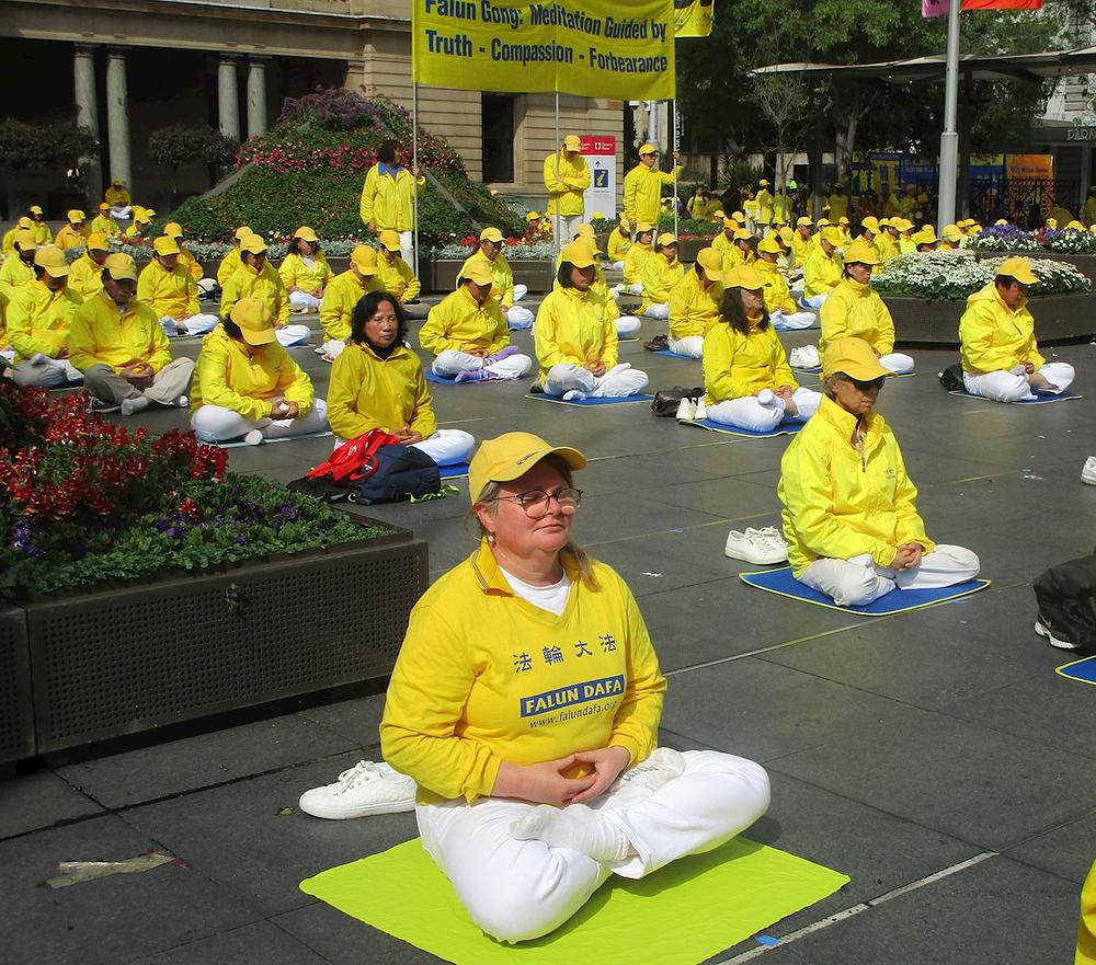  Triša Hadok meditira na Carinskom trgu 7. oktobra 2022.