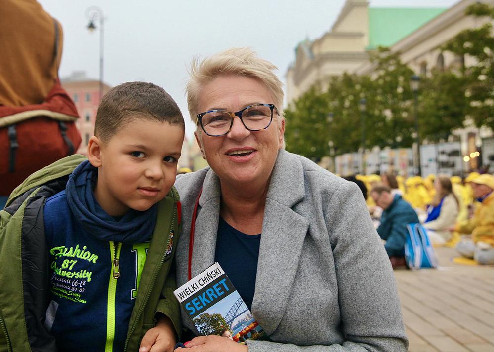  Katažina Marčak i njen unuk prisustvovali su bdenju sa svećama.