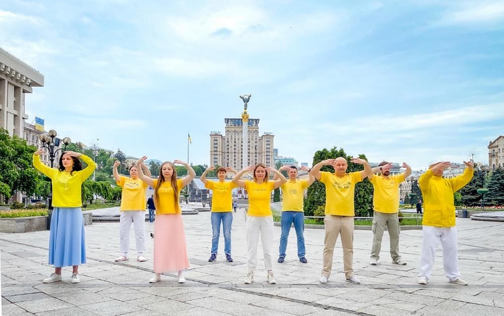 Praktikanti izvode grupne vježbe na Trgu nezavisnosti u centru Kijeva.