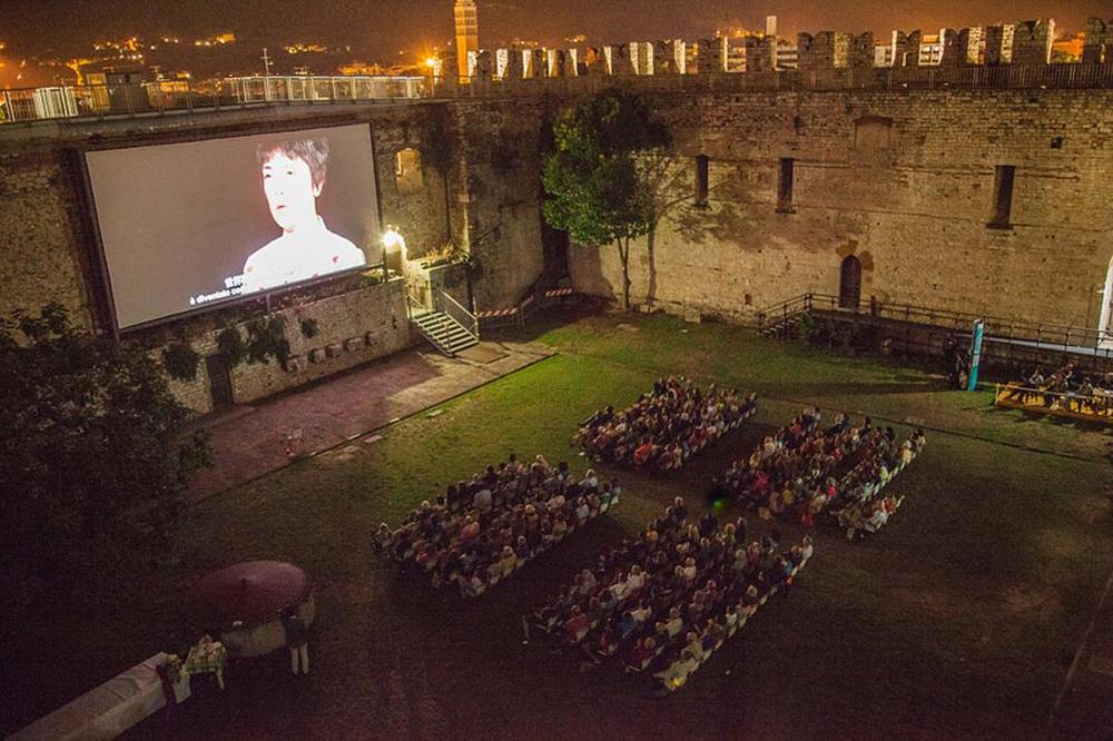 Dobro posjećena projekcija dokumentarnog filma Slobodna Kina u starom kraljevskom dvorcu.