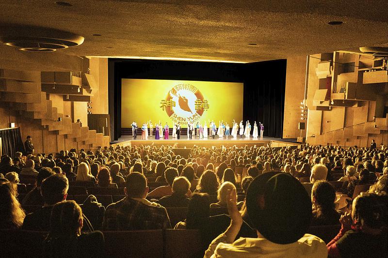 Ansambl Shen Yun New Era u Zellerbach Hall u Berkeleyju, Kalifornija, 15. siječnja. Ansambl je predstavio pet nastupa u Berkeleyju od 13. do 16. siječnja. (Minghui.org) 