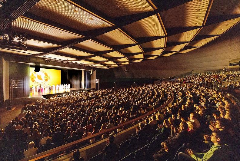  Ansambl Shen Yun Global u Jahrhunderthalle Frankfurt u Frankfurtu, Njemačka, 12. siječnja. Ansambl je predstavio četiri izvedbe u Frankfurtu od 10. do 12. siječnja, sve u prepunim dvoranama. Izvedba 12. siječnja bila je unaprijed rasprodana, a lokalni teatar postavio je nova mjesta kako bi zadovoljio potražnju. (The Epoch Times) 