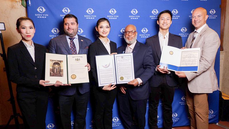 Senatori države Pennsylvania Patrick J. Stefano (desno) i Devlin Robinson (drugi lijevo), te Melvin Hubbard El (u sredini) iz ureda gradonačelnika Pittsburgha, uručili su Tvrtki Shen Yun North America zahvalnice 15. siječnja. (NTD Televizija)
 