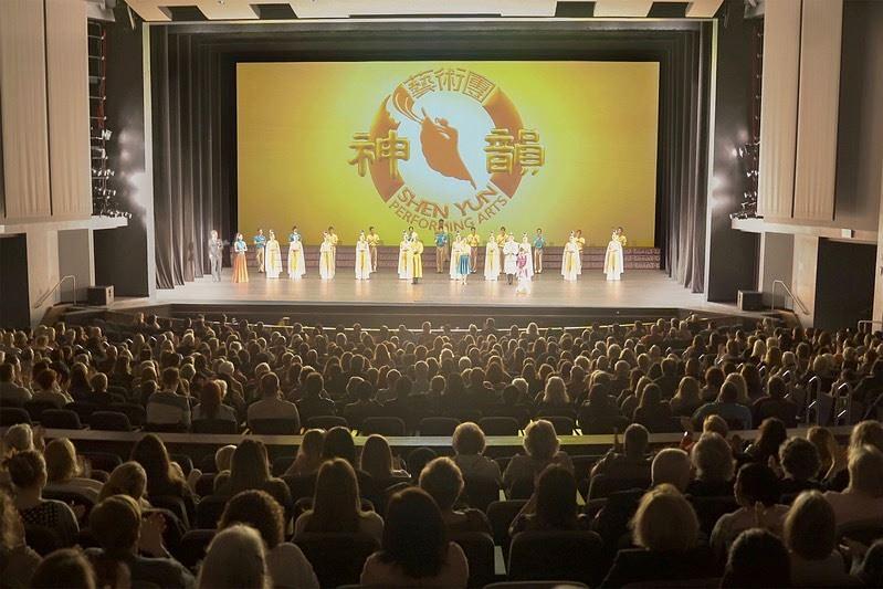 Shen Yun New World Company u pozorištu Baton Rouge River Centre u Baton Rougeu, Louisiana, 22. januara. Prvobitno je trebalo da kompanija izvede dvije predstave u Baton Rougeu 21. januara. Međutim, zbog velike potražnje, dodana je još jedna predstava , 22. januara, dvije sedmice unaprijed. (The Epoch Times)